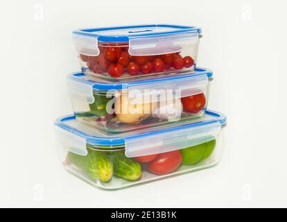 Verdure fresche in contenitore di vetro su sfondo bianco Foto Stock