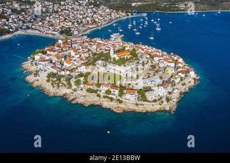 Aereo della città vecchia di Primosten Foto Stock