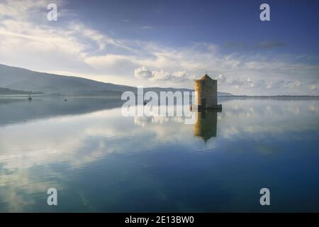 Vecchio mulino a vento spagnolo nella laguna di Orbetello, medievale punto di riferimento nel Monte Argentario, Toscana, Italia. Foto Stock