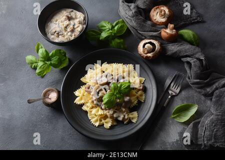 Funghi cremosi Fettuccini Alfredo pasta. Cucina italiana Foto Stock