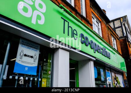 Epsom, Londra UK, gennaio 03 2021, High Street Branch di un supermercato alimentare cooperativo che mostra Logo e Branding Foto Stock