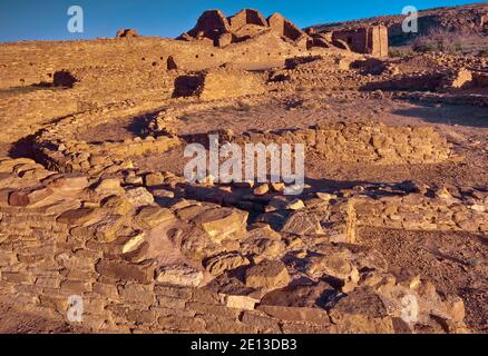 Struttura a tre pareti sulla parete posteriore delle rovine indiane di Pueblo del Arroyo Anasazi, al tramonto, Chaco Culture National Historical Park, New Mexico, USA Foto Stock