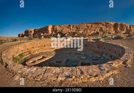 Grande Kiva al Chetro Ketl rovine, alba, Chaco Culture National Historical Park, New Mexico, USA Foto Stock