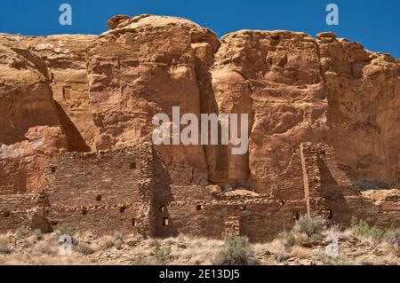 Hungo Pavi, Anasazi rovine indiano, Nord Mesa scogliere dietro, Chaco Culture National Historical Park, New Mexico, NEGLI STATI UNITI Foto Stock