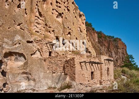 Talus House ricostruito e cavate (case di roccia) costruito dal popolo Pueblo antico in Frijoles Canyon, Bandelier Natl Monument, New Mexico, Stati Uniti Foto Stock