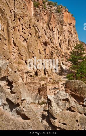 Talus House ricostruito e cavate (case di roccia) costruito dal popolo Pueblo antico in Frijoles Canyon, Bandelier Natl Monument, New Mexico, Stati Uniti Foto Stock