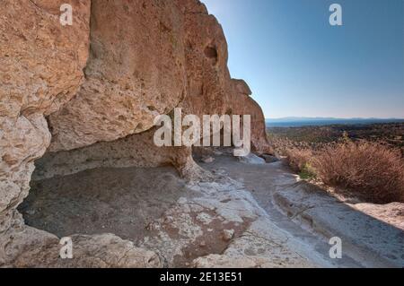 Abitazioni scavate in rocce vulcaniche dagli antichi Pueblo, Los Alamos Canyon, Tsankawi Loop Trail, Bandelier Natl Monument, New Mexico, USA Foto Stock