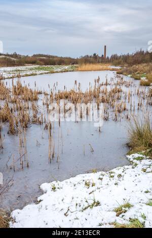 Neve e lago ghiacciato sul sito della collisione ridondante Pleasley. Foto Stock