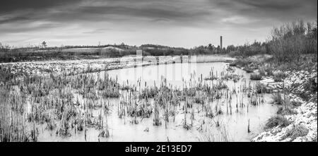 Neve e lago ghiacciato sul sito della collisione ridondante Pleasley. Foto Stock