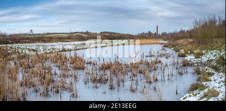 Neve e lago ghiacciato sul sito della collisione ridondante Pleasley. Foto Stock