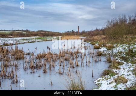 Neve e lago ghiacciato sul sito della collisione ridondante Pleasley. Foto Stock