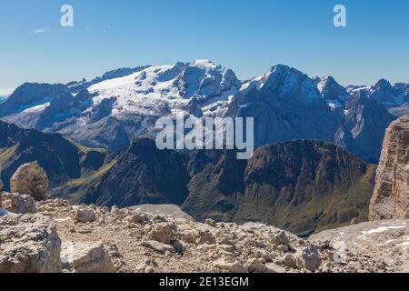 ghiacciaio di Marmolada patrimonio dell'umanità dell'UNESCO con cielo blu Foto Stock