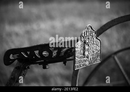 Vecchi macchinari agricoli sul campo Foto Stock
