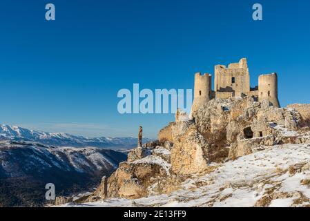 Castello Normanno Rocca Calascio nel Parco Nazionale del Gran Sasso e Monti della Laga, paesaggio montano in Abruzzo in Italia Foto Stock