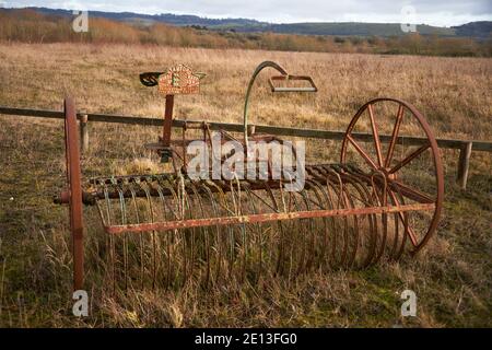 Vecchi macchinari agricoli sul campo Foto Stock