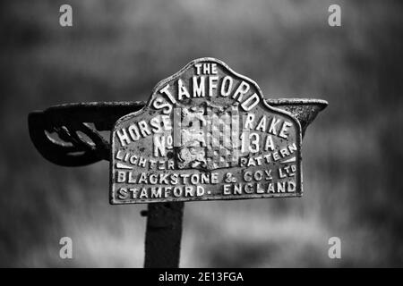 Vecchi macchinari agricoli sul campo Foto Stock