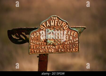 Vecchi macchinari agricoli sul campo Foto Stock
