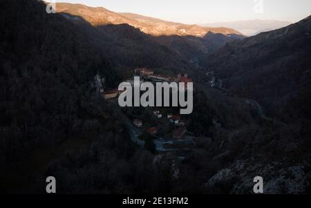 Panorama aereo del sito sacro pellegrinaggio religioso Covadonga Basilica Caverna Cattedrale Cangas de Onis nelle Asturie Spagna Foto Stock