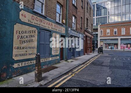 Gun Street, Spitalfields, Londra. Negozi chiusi e un solitario pedonale. I negozi sono chiusi a causa delle restrizioni del Covid-19. Domenica 3 gennaio 2021 Foto Stock