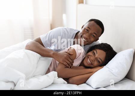 Romantica coppia nera che si unisce nel letto a casa Foto Stock