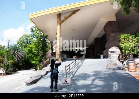 Edificio moderno nel tempio della foresta di Wat Tham Klong Phen per i thailandesi e i viaggiatori visitano RESPECT pregando al monte Phu Phan il 14 settembre, Foto Stock