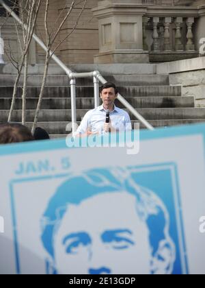 Atene, Stati Uniti. 02 gennaio 2021. Il volto del candidato democratico Jon Ossoff è visto su un poster mentre parla di fronte a un municipio sullo sfondo. Il 5 gennaio si terranno due elezioni di deflusso nello stato americano della Georgia per decidere la maggioranza al Senato degli Stati Uniti. Credit: Lena Klimkeit/dpa/Alamy Live News Foto Stock