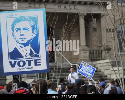 Atene, Stati Uniti. 02 gennaio 2021. Il volto del candidato democratico Jon Ossoff è visto su un poster mentre parla di fronte a un municipio sullo sfondo. Il 5 gennaio si terranno due elezioni di deflusso nello stato americano della Georgia per decidere la maggioranza al Senato degli Stati Uniti. Credit: Lena Klimkeit/dpa/Alamy Live News Foto Stock