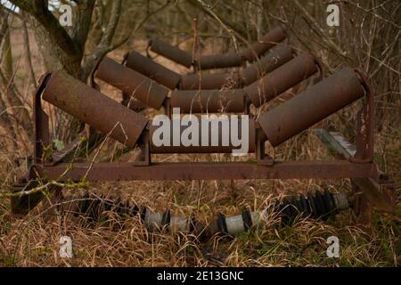 RSPB Reserve College Lake Hertfordshire, arrugginendo tralicci elettrici Foto Stock