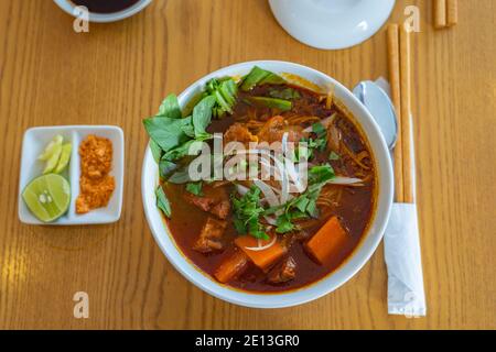 Foto dall'alto di manzo stufato vietnamita e noodle di carote Foto Stock