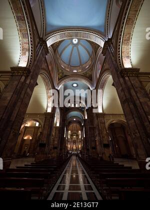 Interno all'interno del romanico neo gotico barocco bizantino revival cattolico nuova Cattedrale cristiana di Cuenca Azuay Ecuador Sud America Foto Stock