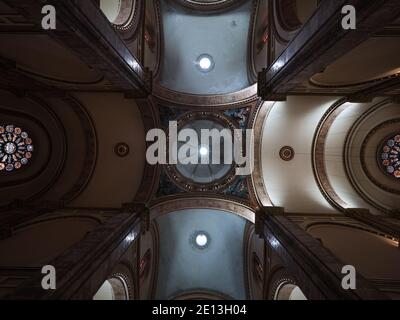 Interno soffitto interno di romanico neo gotico barocco bizantino revival cattolica cristiana Nuova Cattedrale di Cuenca Azuay Ecuador Sud America Foto Stock