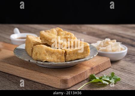 Tofu spinoso fritto, cagliata di fagioli fermentati con verdure di cavolo sottaceto, famoso e delizioso cibo di strada a Taiwan. Foto Stock