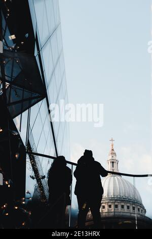 Londra, UK - Gennaio 2021 : una coppia che guarda verso il tetto della Cattedrale di San Paolo Foto Stock