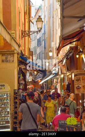 Strada stretta e negozi nella vecchia Nizza, nel sud della Francia. Foto Stock