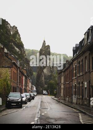 Ripida ago roccia formazione aiguille menhir monolith Rocher Bayard visto Attraverso le strade di Dinant Namur Vallonia Belgio Europa Foto Stock