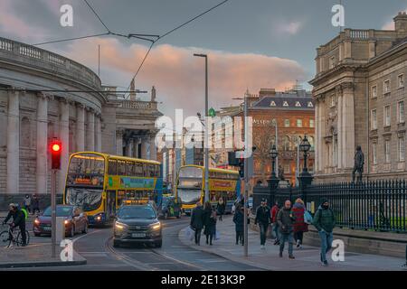 College Street in serata. Dublino. Irlanda. Foto Stock