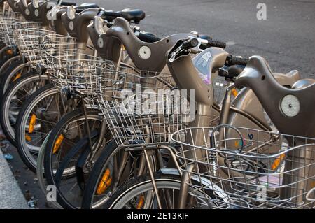 PARIGI - DICEMBRE 29: Biciclette Velib in fila come visto il 29 Dicembre 2012 a Parigi, Francia. Velib è un sistema pubblico di condivisione delle biciclette a Parigi con ov Foto Stock