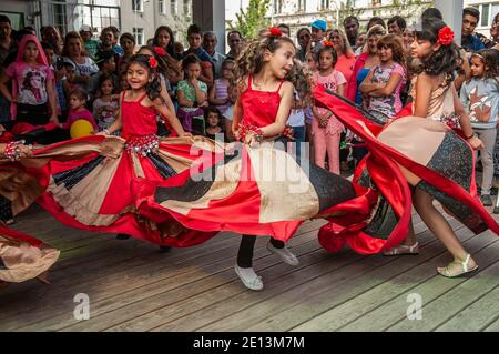 Brno, Repubblica Ceca. 06-11-2016. Ragazze che ballano con costumi tradizionali in un Festival del popolo Rom (Zingari) a Brno cui hanno partecipato persone del c Foto Stock