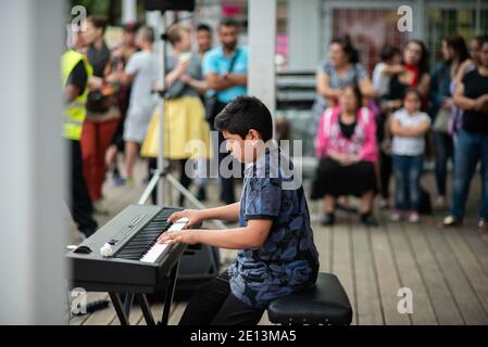 Brno, Repubblica Ceca. 06-11-2016. Un bambino musicista che si esibisce di fronte alla sua comunità in un Festival del popolo Rom (Zingari) a Brno. Foto Stock