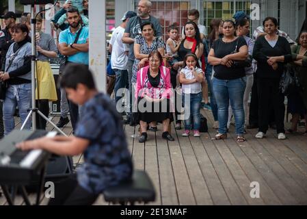 Brno, Repubblica Ceca. 06-11-2016. Un bambino musicista che si esibisce di fronte alla sua comunità in un Festival del popolo Rom (Zingari) a Brno. Foto Stock