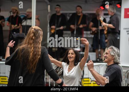 Brno, Repubblica Ceca. 06-11-2016. Gli zingari ballano in un Festival del popolo ROM (zingari) a Brno, con persone della comunità, con acti Foto Stock