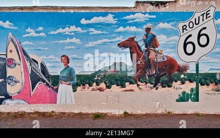 Dodge e il Murale dei Cowboy sulla storica Route 66 a Tucumcari, New Mexico, USA Foto Stock