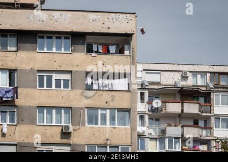 Edifici residenziali a Sarajevo con buchi proiettili e segni della guerra a Sarajevo, BiH Foto Stock