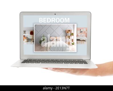 Donna che tiene un computer portatile con diversi interni eleganti della camera da letto schermo su sfondo bianco Foto Stock