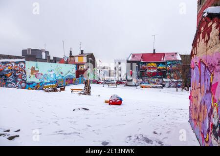 Colorato graffiti spray dipinto sulle pareti in un'area di scappamento del centro di Reykjavik, capitale dell'Islanda con una copertura di neve in inverno Foto Stock