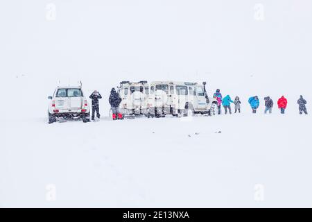 Veicoli Land Rover Defender 4v4 4WD con neve alta accesa Un'escursione turistica in Islanda Foto Stock