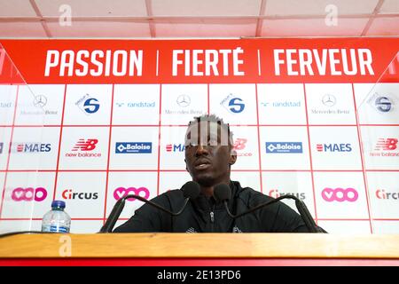 Il capo allenatore di standard Mbaye Leye ha raffigurato durante una conferenza stampa della squadra di calcio belga Standard de Liege, per la presentazione del nuovo allenatore, M Foto Stock