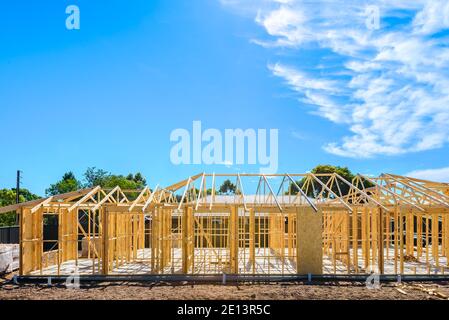 Nuovo processo di installazione del telaio in legno della casa australiana presso il cantiere in una giornata estiva brillante Foto Stock