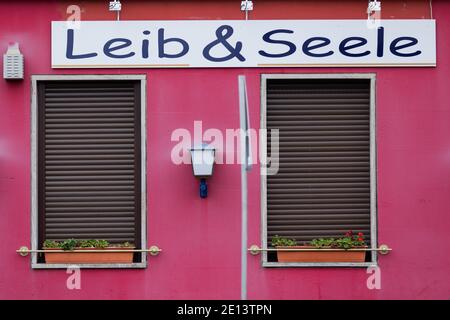 Colonia, Germania. 4 gennaio 2021. Visualizza un ristorante chiuso con il nome di 'Leib & Seele'. Credit: Rolf Vennenbernd/dpa/Alamy Live News Foto Stock