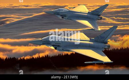 Eurofighter Typhoon - combattente europeo multiruolo in volo di formazione Foto Stock